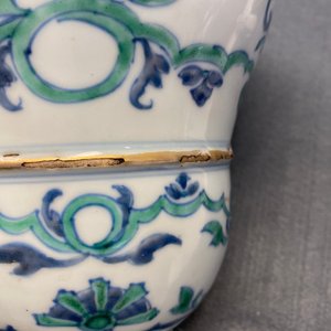 Een paar Chinese exportporseleinen dekselurnen, Kangxi/Yongzheng — foto 28