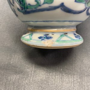 Een paar Chinese exportporseleinen dekselurnen, Kangxi/Yongzheng — foto 30