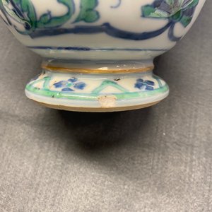 Een paar Chinese exportporseleinen dekselurnen, Kangxi/Yongzheng — foto 31