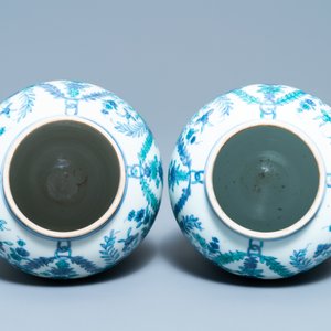 Een paar Chinese exportporseleinen dekselurnen, Kangxi/Yongzheng — foto 5