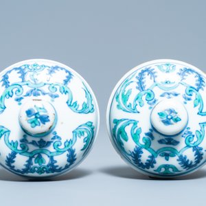 Een paar Chinese exportporseleinen dekselurnen, Kangxi/Yongzheng — foto 7