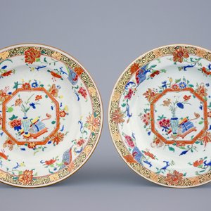 Een paar Chinese famille jaune borden, Yongzheng/Qianlong, 18e eeuw — foto 1