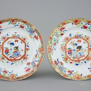 Een paar Chinese famille jaune borden, Yongzheng/Qianlong, 18e eeuw — foto 1
