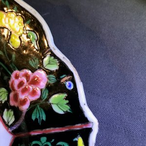 Een paar Chinese famille noire borden, Yongzheng — foto 4