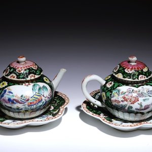 Een paar Chinese famille noire theepotten op onderschotels, Yongzheng — foto 1