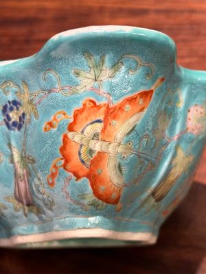 Een paar Chinese famille rose bladvormige kommen met vlinders op turquoise fondkleur, Jiaqing merk en periode — foto 7