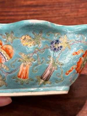 Een paar Chinese famille rose bladvormige kommen met vlinders op turquoise fondkleur, Jiaqing merk en periode — foto 8