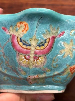 Een paar Chinese famille rose bladvormige kommen met vlinders op turquoise fondkleur, Jiaqing merk en periode — foto 10