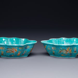 Een paar Chinese famille rose bladvormige kommen met vlinders op turquoise fondkleur, Jiaqing merk en periode — foto 1