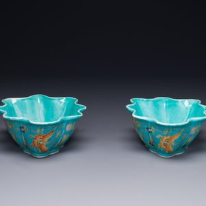 Een paar Chinese famille rose bladvormige kommen met vlinders op turquoise fondkleur, Jiaqing merk en periode — foto 2
