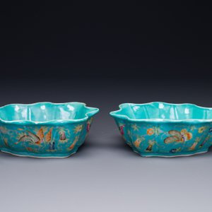 Een paar Chinese famille rose bladvormige kommen met vlinders op turquoise fondkleur, Jiaqing merk en periode — foto 3