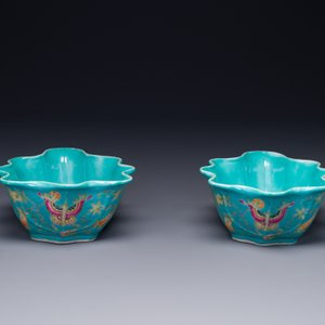 Een paar Chinese famille rose bladvormige kommen met vlinders op turquoise fondkleur, Jiaqing merk en periode — foto 4