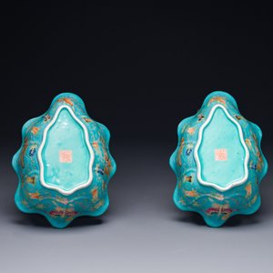 Een paar Chinese famille rose bladvormige kommen met vlinders op turquoise fondkleur, Jiaqing merk en periode — foto 6