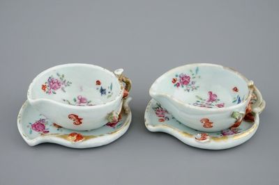 Een paar Chinese famille rose bladvormige koppen en schotels, Qianlong, 18e eeuw