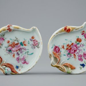 Een paar Chinese famille rose bladvormige koppen en schotels, Qianlong, 18e eeuw — foto 3