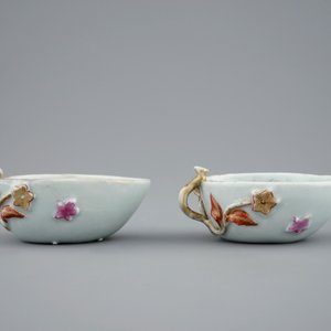 Een paar Chinese famille rose bladvormige koppen en schotels, Qianlong, 18e eeuw — foto 7