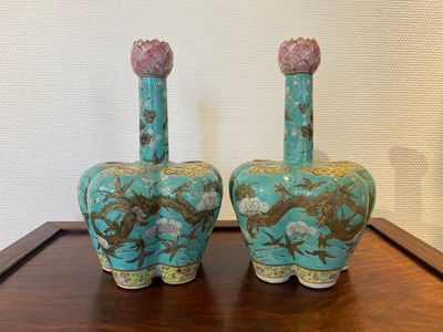 Een paar Chinese famille rose bloemenvazen met draken op turquoise fondkleur, 19e eeuw — foto 2