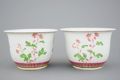 Een paar Chinese famille rose bloempotten, 19e eeuw