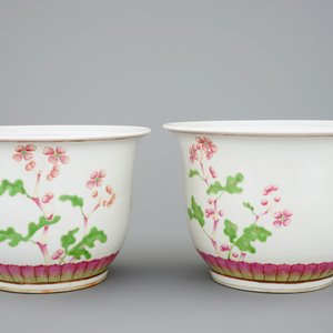 Een paar Chinese famille rose bloempotten, 19e eeuw — foto 4