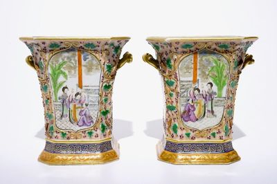 Een paar Chinese famille rose bloempotten met gedraaide oren en reliëfdecor van eekhoorns, Qianlong