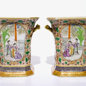 Een paar Chinese famille rose bloempotten met gedraaide oren en reliëfdecor van eekhoorns, Qianlong — foto 1