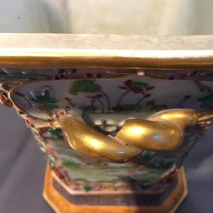 Een paar Chinese famille rose bloempotten met gedraaide oren en reliëfdecor van eekhoorns, Qianlong — foto 8