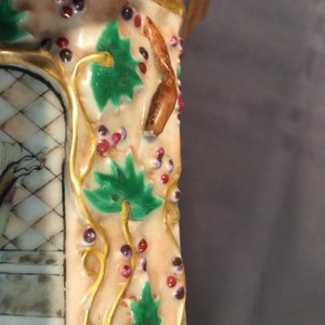 Een paar Chinese famille rose bloempotten met gedraaide oren en reliëfdecor van eekhoorns, Qianlong — foto 9