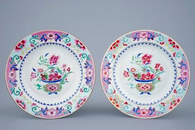 Een paar Chinese famille rose borden met bloemvazen, Qianlong, 18e eeuw