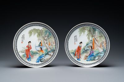 Een paar Chinese famille rose borden met dames in een tuin, zegelmerk, Republiek