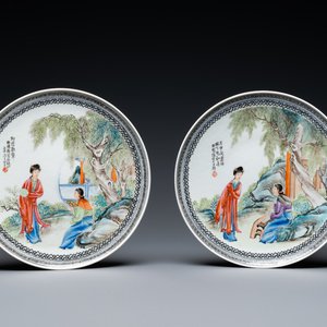 Een paar Chinese famille rose borden met dames in een tuin, zegelmerk, Republiek — foto 1