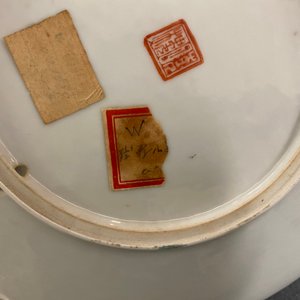 Een paar Chinese famille rose borden met dames in een tuin, zegelmerk, Republiek — foto 17