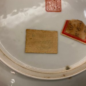 Een paar Chinese famille rose borden met dames in een tuin, zegelmerk, Republiek — foto 18