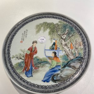 Een paar Chinese famille rose borden met dames in een tuin, zegelmerk, Republiek — foto 3