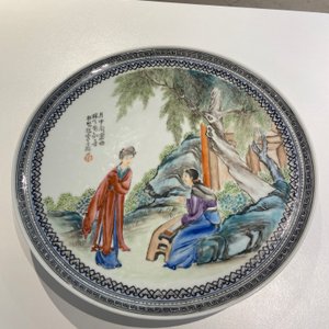 Een paar Chinese famille rose borden met dames in een tuin, zegelmerk, Republiek — foto 6