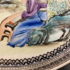 Een paar Chinese famille rose borden met dames in een tuin, zegelmerk, Republiek — foto 9