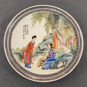 Een paar Chinese famille rose borden met dames in een tuin, zegelmerk, Republiek — foto 10