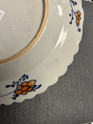 Een paar Chinese famille rose borden met decor van tabaksbladeren, Qianlong — foto 1
