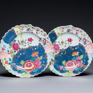 Een paar Chinese famille rose borden met decor van tabaksbladeren, Qianlong — foto 1