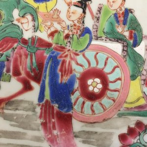 Een paar Chinese famille rose borden met een dame in een koets, Yongzheng — foto 6