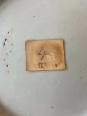 Een paar Chinese famille rose borden met een haan, Yongzheng — foto 11