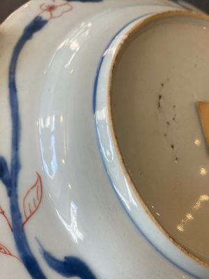 Een paar Chinese famille rose borden met een haan, Yongzheng — foto 12
