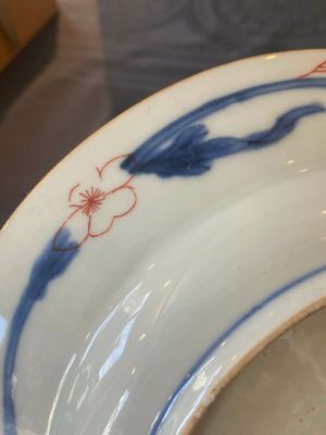 Een paar Chinese famille rose borden met een haan, Yongzheng — foto 15