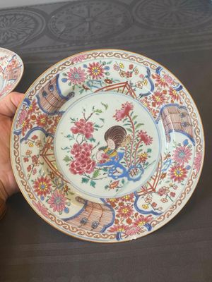 Een paar Chinese famille rose borden met een haan, Yongzheng — foto 16