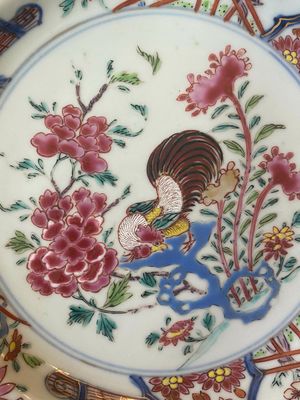 Een paar Chinese famille rose borden met een haan, Yongzheng — foto 17