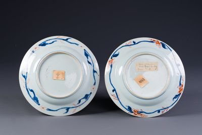 Een paar Chinese famille rose borden met een haan, Yongzheng — foto 2