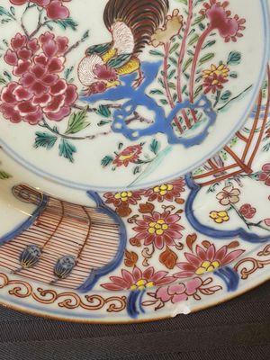 Een paar Chinese famille rose borden met een haan, Yongzheng — foto 21