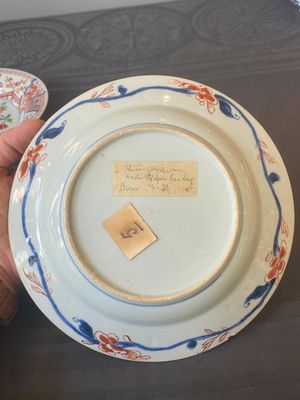 Een paar Chinese famille rose borden met een haan, Yongzheng — foto 22