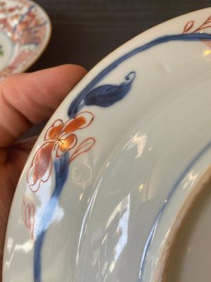 Een paar Chinese famille rose borden met een haan, Yongzheng — foto 24