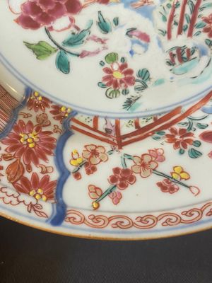 Een paar Chinese famille rose borden met een haan, Yongzheng — foto 7