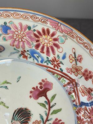 Een paar Chinese famille rose borden met een haan, Yongzheng — foto 9